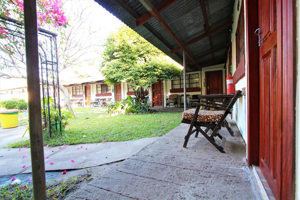 Zigzag Town Lodge Лівінґстон Екстер'єр фото